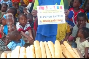 Ekmek dağıtımlarımız bugün de devam etti Afrika Çat bölgesinde yetim ve yoksul çocuklara ekmek dağıtımında bulunduk Kasım 2022