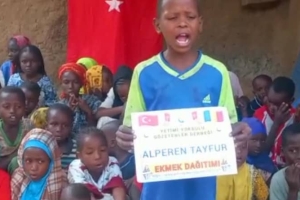 Ekmek dağıtımlarımız bugün de devam etti Afrika Çat bölgesinde yetim ve yoksul çocuklara ekmek dağıtımında bulunduk Kasım 2022