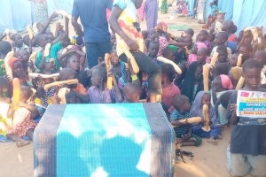 Bugün Afrika kamerunda şiddetli yağışlar ve seller sonucunda evsiz kalan çadırlarda yaşayan yetim yoksul ailelere ekmek dağıtımında bulunduk Kasım 2022