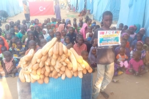 Bugün Afrika kamerunda şiddetli yağışlar ve seller sonucunda evsiz kalan çadırlarda yaşayan yetim yoksul ailelere ekmek dağıtımında bulunduk Kasım 2022