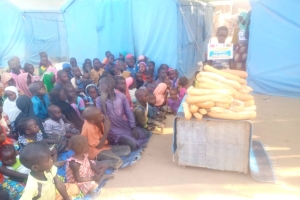 Bugün Afrika kamerunda şiddetli yağışlar ve seller sonucunda evsiz kalan çadırlarda yaşayan yetim yoksul ailelere ekmek dağıtımında bulunduk Kasım 2022