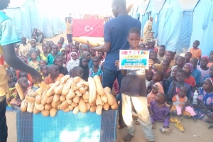 Bugün Afrika kamerunda şiddetli yağışlar ve seller sonucunda evsiz kalan çadırlarda yaşayan yetim yoksul ailelere ekmek dağıtımında bulunduk Kasım 2022