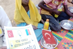 Afrika Kamerun yemek dağıtımı Kasım 2022 