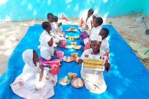 Afrika Çad bölgesinde yetim ve yoksul çocuklara yemek dağıtımı yapıldı Kasım 2022