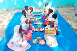 Afrika Çad bölgesinde yetim ve yoksul çocuklara yemek dağıtımı yapıldı Kasım 2022