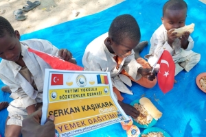 Afrika Çad bölgesinde yetim ve yoksul çocuklara yemek dağıtımı yapıldı Kasım 2022