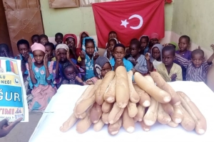 Afrika Kamerun ekmek dağıtımı 2022