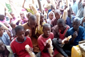 Afrika Nijerya bölgesinde yetim ve yoksul çocuklara ekmek dağıtımı yapıldı Kasım 2022 