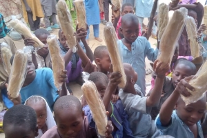 Afrika Nijerya bölgesinde yetim ve yoksul çocuklara ekmek dağıtımı yapıldı Kasım 2022 
