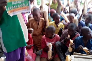 Afrika Nijerya bölgesinde yetim ve yoksul çocuklara ekmek dağıtımı yapıldı Kasım 2022 