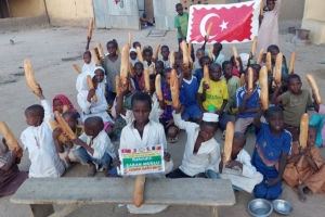 Afrika Çad bölgesinde yetim ve yoksul çocuklara ekmek dağıtımında bulunduk Kasım 2022 