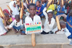 Afrika Çad bölgesinde yetim ve yoksul çocuklara ekmek dağıtımında bulunduk Kasım 2022 