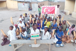 Afrika Çad bölgesinde yetim ve yoksul çocuklara ekmek dağıtımında bulunduk Kasım 2022 