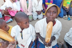 Afrika Çad bölgesinde yetim ve yoksul çocuklara ekmek dağıtımında bulunduk Kasım 2022 