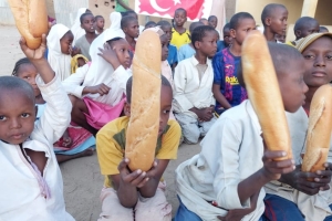 Afrika Çad bölgesinde yetim ve yoksul çocuklara ekmek dağıtımında bulunduk Kasım 2022 