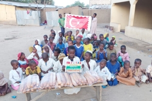 Afrika Çad bölgesinde yetim ve yoksul çocuklara ekmek dağıtımında bulunduk Kasım 2022 