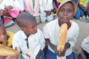 Afrika Çad bölgesinde yetim ve yoksul çocuklara ekmek dağıtımında bulunduk Kasım 2022 