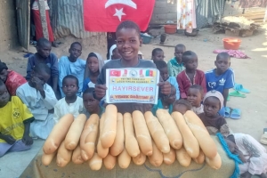 Kamerun'da ekmek dağıtımları mız devam ediyör