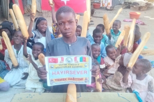 Kamerun'da ekmek dağıtımları mız devam ediyör