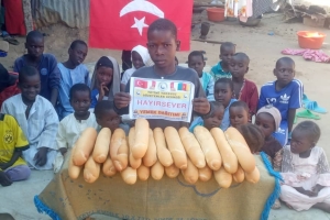 Kamerun'da ekmek dağıtımları mız devam ediyör