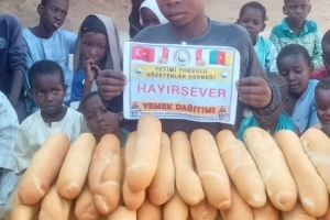 Kamerun'da ekmek dağıtımları mız devam ediyör