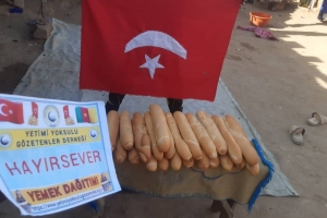 Kamerun'da ekmek dağıtımları mız devam ediyör