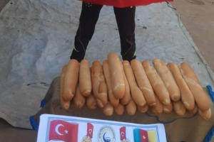 Kamerun'da ekmek dağıtımları mız devam ediyör