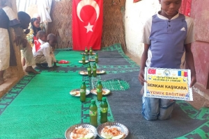 Çad bölgesinde yetim ve yoksul çocuklara yemek dağıtımında bulunarak onların sevinçlerine ortak olduk