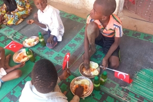 Çad bölgesinde yetim ve yoksul çocuklara yemek dağıtımında bulunarak onların sevinçlerine ortak olduk