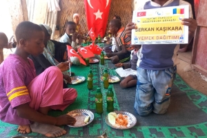 Çad bölgesinde yetim ve yoksul çocuklara yemek dağıtımında bulunarak onların sevinçlerine ortak olduk