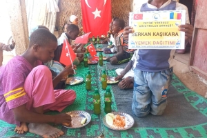 Çad bölgesinde yetim ve yoksul çocuklara yemek dağıtımında bulunarak onların sevinçlerine ortak olduk