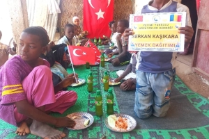 Çad bölgesinde yetim ve yoksul çocuklara yemek dağıtımında bulunarak onların sevinçlerine ortak olduk