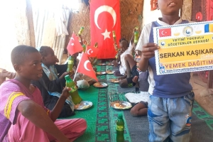 Çad bölgesinde yetim ve yoksul çocuklara yemek dağıtımında bulunarak onların sevinçlerine ortak olduk