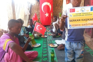 Çad bölgesinde yetim ve yoksul çocuklara yemek dağıtımında bulunarak onların sevinçlerine ortak olduk