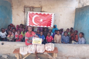 Bugün Afrika Çad Kamerun ulkelerinde ekmek dağıtımında bulunduk