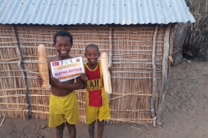 Madagaskar adasında yetim yoksul çocuklara ekmek dağıtımlarimiz dev rdiyor