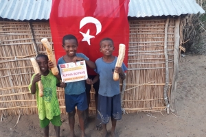 Madagaskar adasında yetim yoksul çocuklara ekmek dağıtımlarimiz dev rdiyor
