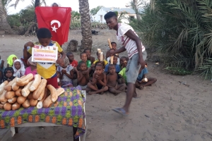 Madagaskar adasında yetim yoksul çocuklara ekmek dağıtımlarimiz dev rdiyor