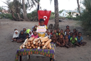Madagaskar adasında yetim yoksul çocuklara ekmek dağıtımlarimiz dev rdiyor