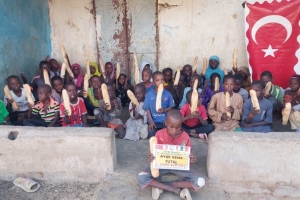 Bugün Afrika Çad Kamerun ulkelerinde ekmek dağıtımında bulunduk