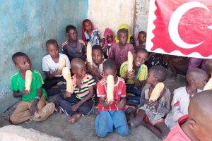 Bugün Afrika Çad Kamerun ulkelerinde ekmek dağıtımında bulunduk