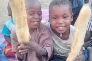 Bugün Afrika Çad Kamerun ulkelerinde ekmek dağıtımında bulunduk