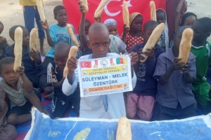 Bugün Afrika Çad Kamerun ulkelerinde ekmek dağıtımında bulunduk