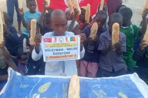 Bugün Afrika Çad Kamerun ulkelerinde ekmek dağıtımında bulunduk