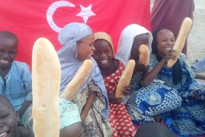 Bugün Afrika Çad Kamerun ulkelerinde ekmek dağıtımında bulunduk