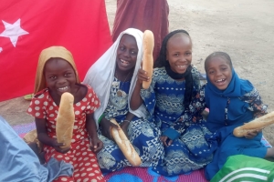 Bugün Afrika Çad Kamerun ulkelerinde ekmek dağıtımında bulunduk