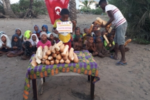 Madagaskar adasında yetim yoksul çocuklara ekmek dağıtımlarimiz dev rdiyor