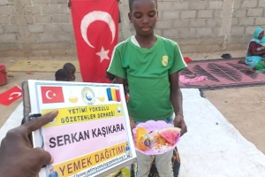 Çad bölgesinde yetim ve yoksul çocuklara yemek dağıtımında bulunarak onların sevinçlerine ortak olduk