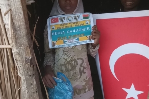 Afrika Madagaskar bölgesinde adak kurbanı kestirip yetim yoksul ailelere evlerinde ziyaret ederek dağıtımında bulunduk