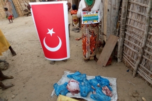 Afrika Madagaskar bölgesinde adak kurbanı kestirip yetim yoksul ailelere evlerinde ziyaret ederek dağıtımında bulunduk